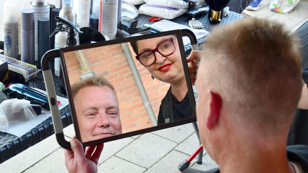 Die Barber Angels haben am Sonnabend in Leer obdachlosen und bedürftigen Menschen kostenlos die Haare geschnitten. Würde und Freude standen im Mittelpunkt. Foto: Hannah Lehmann
