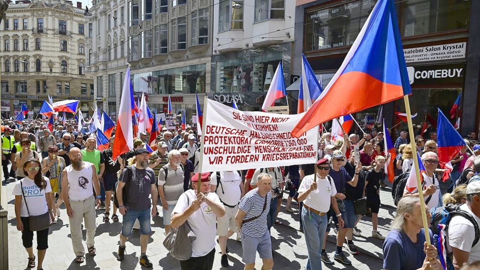Hunderte zogen bei dem Protestmarsch gegen den Sudetendeutschen Tag durch Brno (Brünn). Foto: ·álek Václav/CTK/dpa