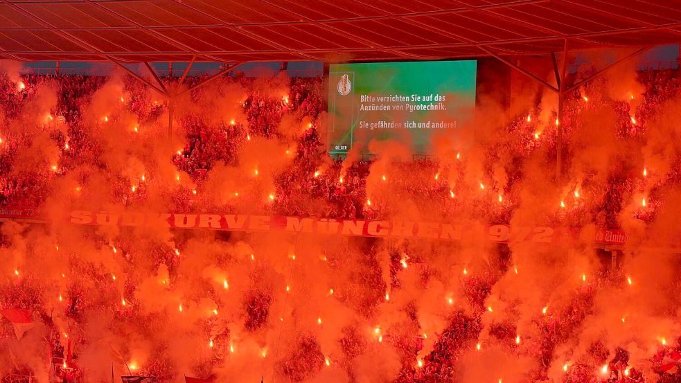 Fans zünden beim DFB-Pokalfinale Pyrotechnik. Foto: Soeren Stache/dpa