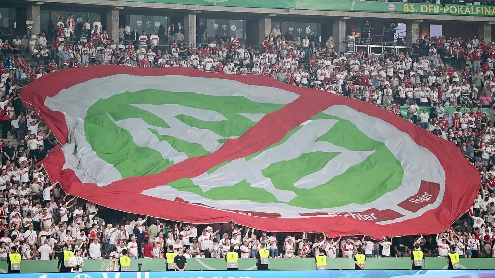 Fans protestieren beim Pokalfinale gegen den DFB. Foto: Sebastian Gollnow/dpa