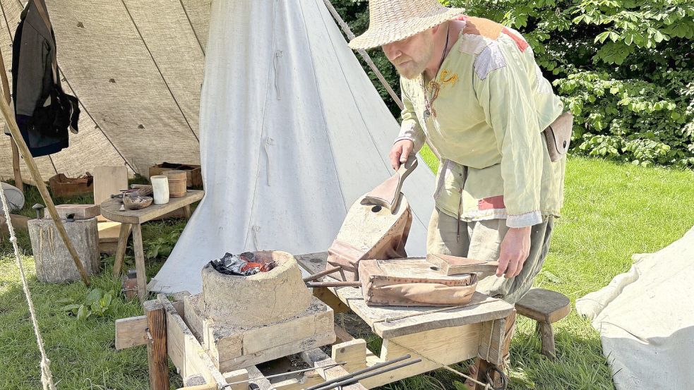 Frank Basler beim Einsatz für den Bronzeguss. Foto: Aiko Recke