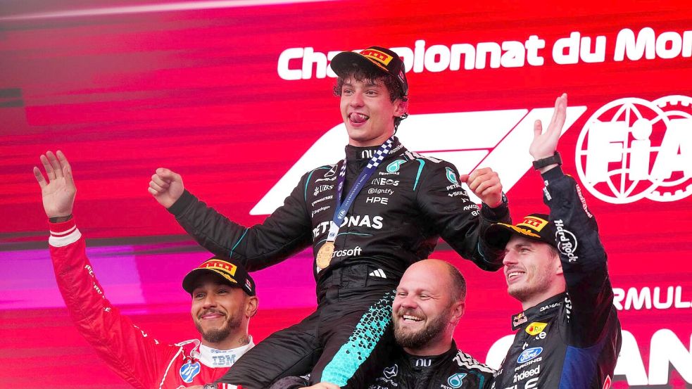 Antonelli lässt sich auch von zwei Formel-1-Stars feiern. Foto: Bradley Collyer