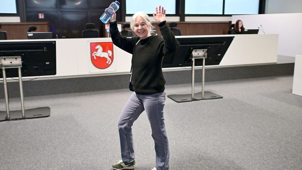 Daniela Klette winkt freudig, wenn Unterstützer im Publikum sitzen. (Archivbild) Foto: Sina Schuldt/dpa
