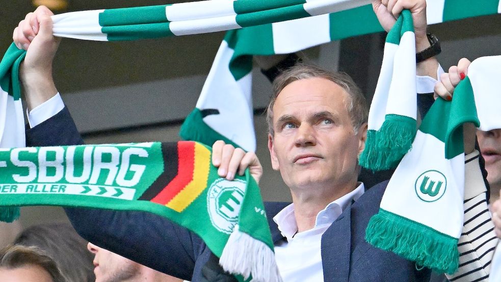 VW-Chef Oliver Blume beim ersten Relegationsspiel des VfL Wolfsburg. Foto: Swen Pförtner/dpa