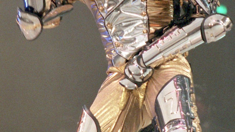 Der wohl legendärste Schrittgriff von allen: Michael Jackson, hier bei einem Auftritt in Gelsenkirchen 1997. (Archivbild) Foto: Herbert Spies/dpa