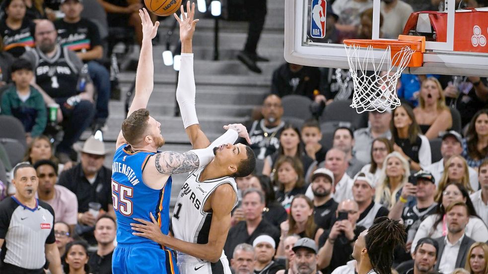 Victor Wembanyama (re.) dominierte Spiel vier gegen Isaiah Hartenstein und die Oklahoma City Thunder. Foto: Darren Abate