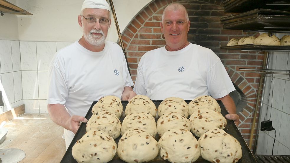 Die Mühlenbäcker Manfred Hoek (links) und Stephan Czesnik haben in Idafehn frisches Brot gebacken. Fotos: Holger Weers