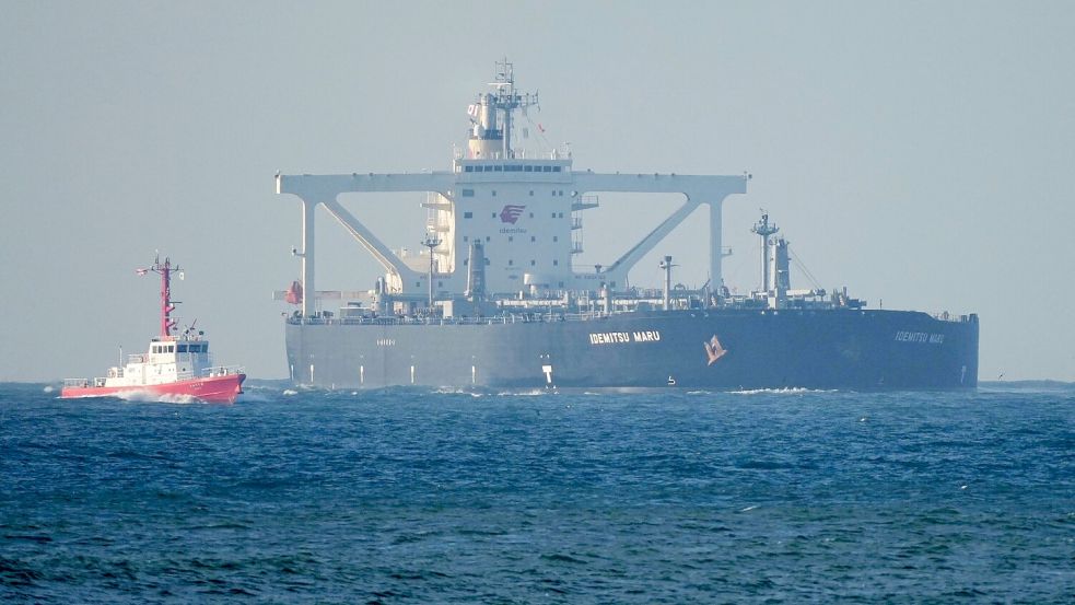 Ein japanischer Öltanker passiert die Straße von Hormus, durch die seit Ausbruch des Iran-Kriegs kaum noch Schiffe fahren konnten. Foto: --/kyodo/dpa