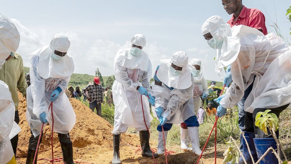 Auch die Leichen verstorbener Ebola-Patienten sind hochansteckend. (Archivbild) Foto: Moses Sawasawa