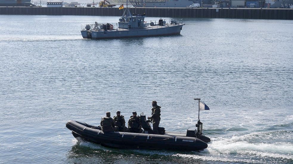Minentaucher der Bundeswehr in einem Schlachboot (Archivbild) Foto: Marcus Brandt/dpa