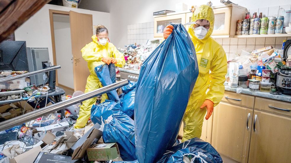 Unzählige Müllsäcke sind zu packen, bis die Wohnung geräumt ist. Foto: Jacob Schröter/dpa