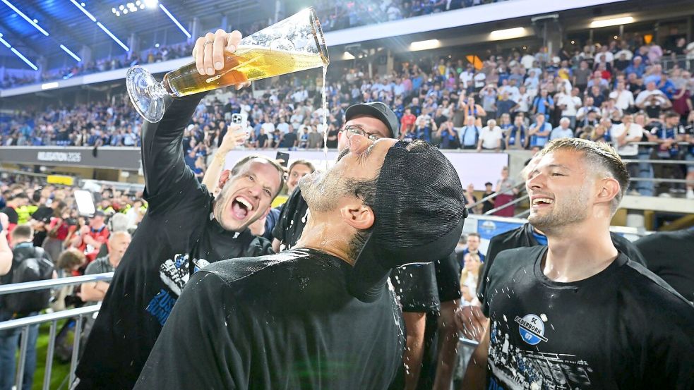 Ausgelassen feierten die Paderborner mit ihren Fans. Foto: Swen Pförtner/dpa
