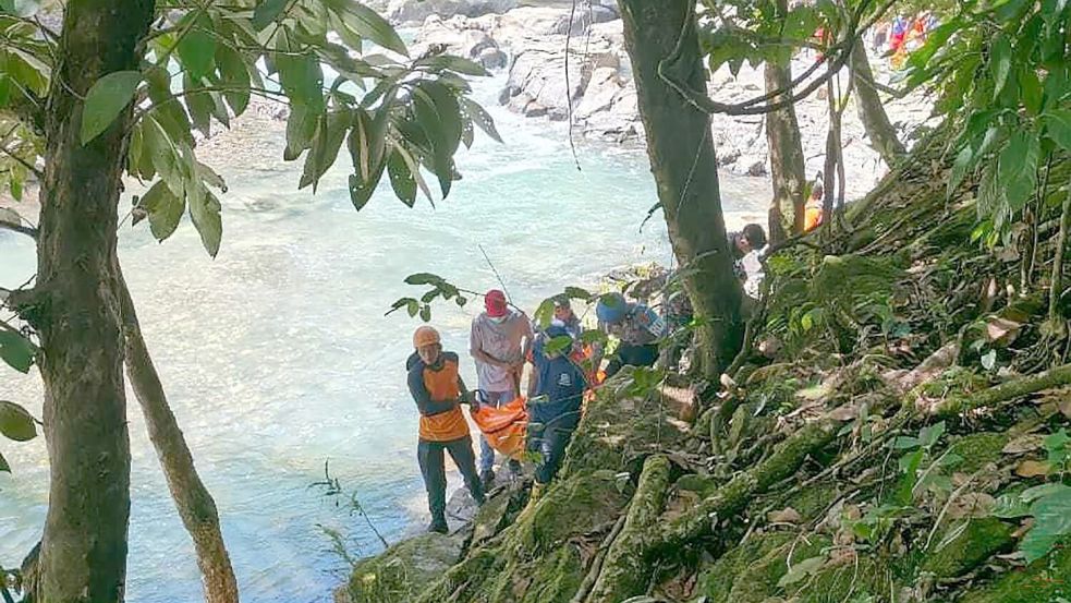 Die beiden Österreicher stürzten von einer Hängebrücke in die Tiefe, nachdem mehrere Holzbalken eingestürzt waren. Foto: -/Maumere Search and Rescue Offi