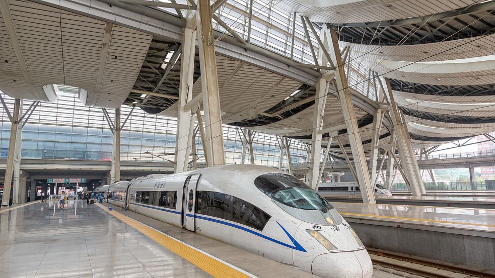 Schnellzug Velaro CN CRH3 von Siemens im Bahnhof Peking-Süd. Foto: IMAGO / Pond5 Images