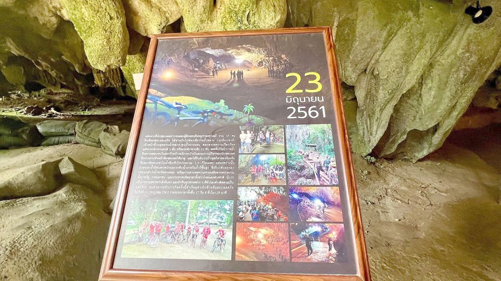 Tafeln erinnern an der Tham-Luang-Höhle in Thailand bis heute an die aufwendige Rettungsaktion von 2018. (Archivbild) Foto: Carola Frentzen/dpa