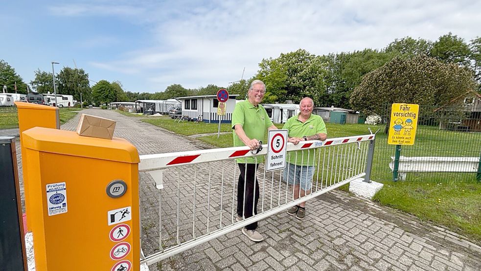 Jürgen Neuenfeldt (links) und sein Vereinskollege Heino Gerdes sorgen dafür, dass auf dem Campingplatz an der Knock alle Camper ihren Platz finden. Foto: Stephanie Tomé