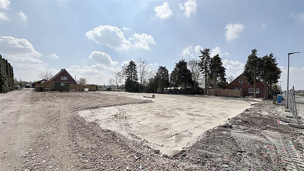 Der geplante L-förmige Grundriss ist auf dem Grundstück bereits gut zu erkennen. Foto: Nicole Böning