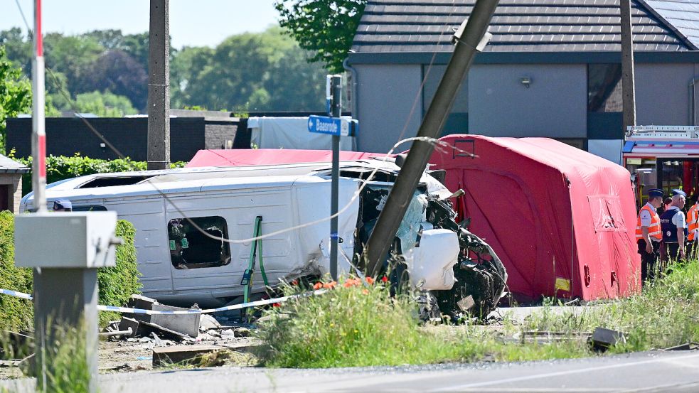 Kollision am Bahnübergang: In Belgien ist ein Zug in einen Schulbus gefahren. Die Einsatzkräfte sind vor Ort. Foto: dpa/Belga/Dirk Waem