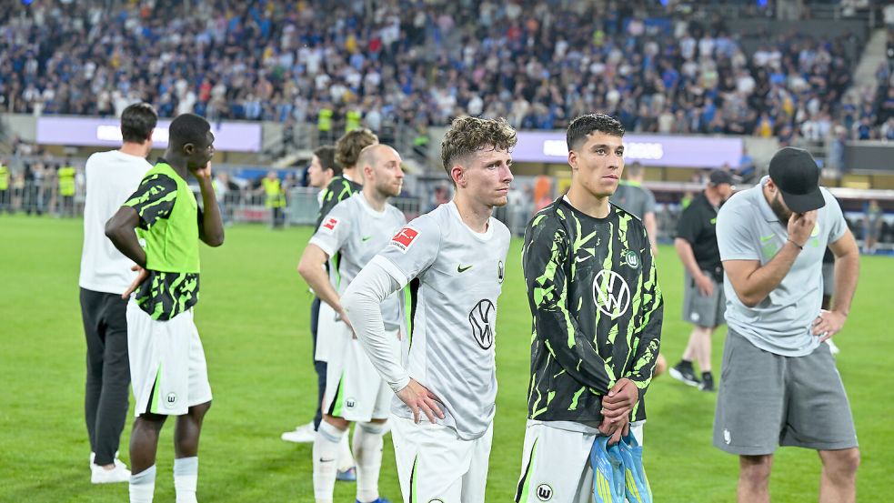 Der VfL Wolfsburg steigt erstmals überhaupt in die 2. Bundesliga ab. Foto: dpa | Swen Pförtner