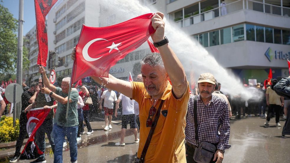 Die Polizei versucht, die Demonstranten zurückzudrängen. Foto: Erdem Sahin