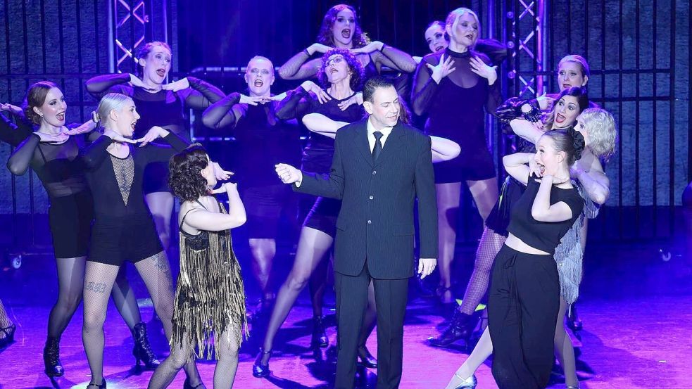 Eine spektakuläre Show bietet die Aufführung von "Chicago" durch Tänzer und Darsteller der Tanzschule Oberfeuer. Foto: Tanzschule Oberfeuer