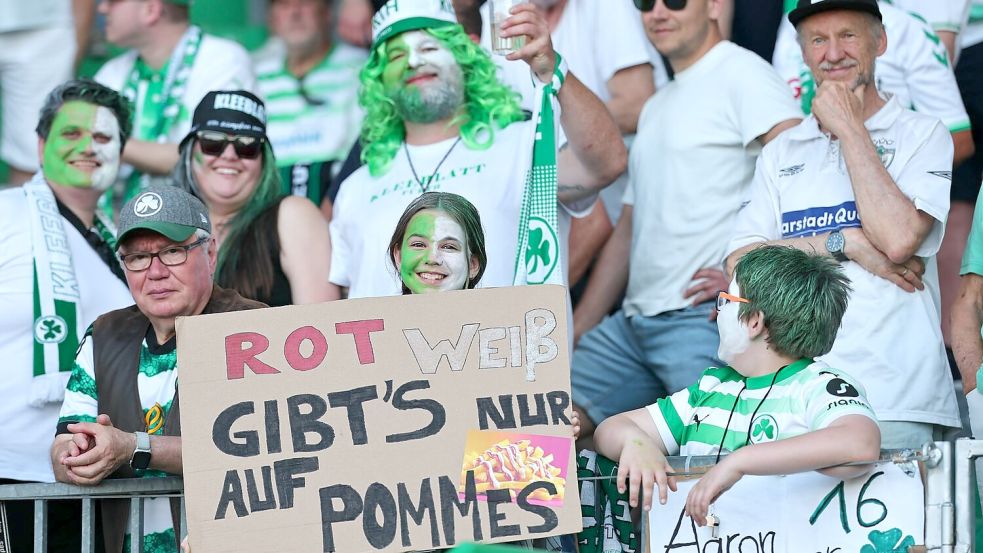 Fürther Fans erlauben sich einen Witz auf Kosten der Gäste. Foto: Daniel Karmann/dpa