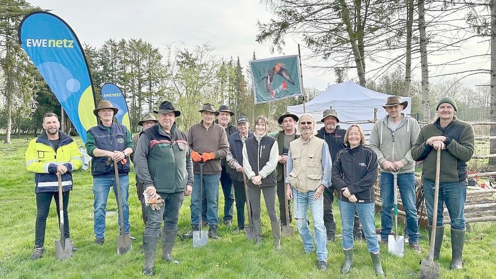 Gemeinsam für den Klimaschutz: In Ihlow pflanzen Vertreter von EWE NETZ, dem Friesischen Verband für Naturschutz und der Forstwirtschaft rund 1000 Bäume. Foto: EWE NETZ