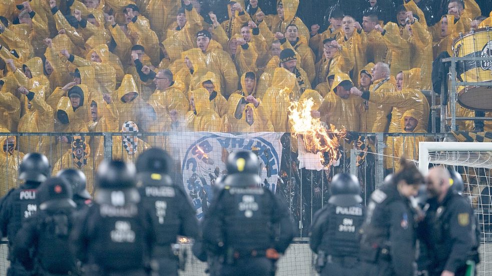 Das Verbrennen einer gegnerischen Fahne gilt als schlimmstse Demütigung unter Fans. Foto: Picture Alliance / dpa Sebastian Kahnert