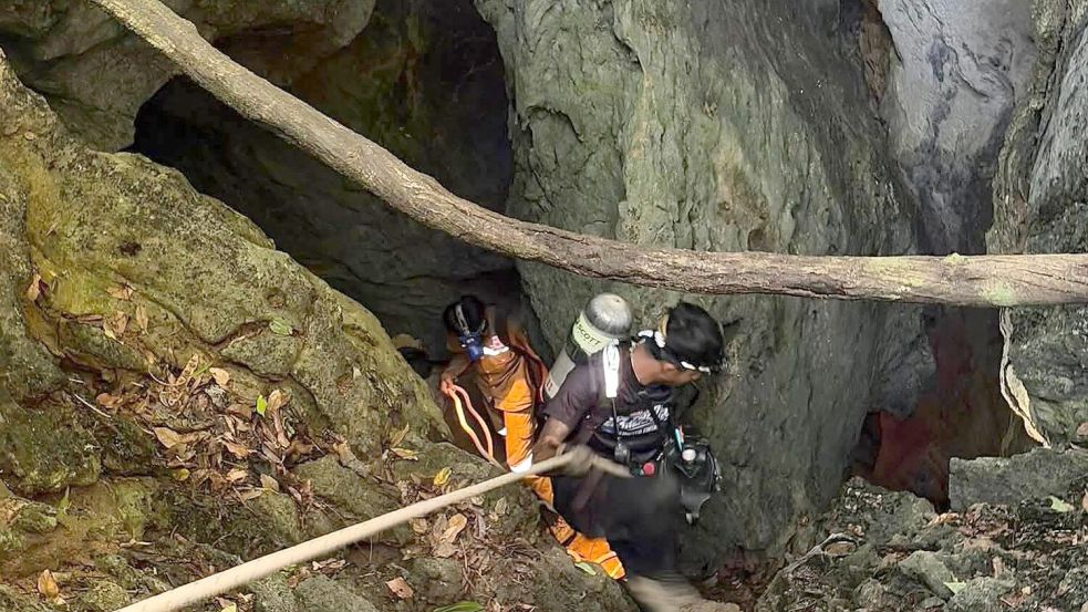 Auch Teams aus Thailand unterstützen die Suche in der Höhle. Foto: Uncredited