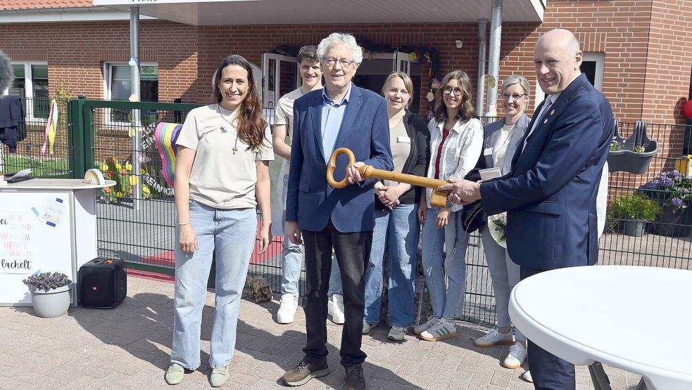 Kita-Leiterin Romina Cassens (vorne, von links), Architekt Georg Tjards und Großefehns Bürgermeister Erwin Adams bei der Schlüsselübergabe für die fertiggestellte Arche. Foto: privat