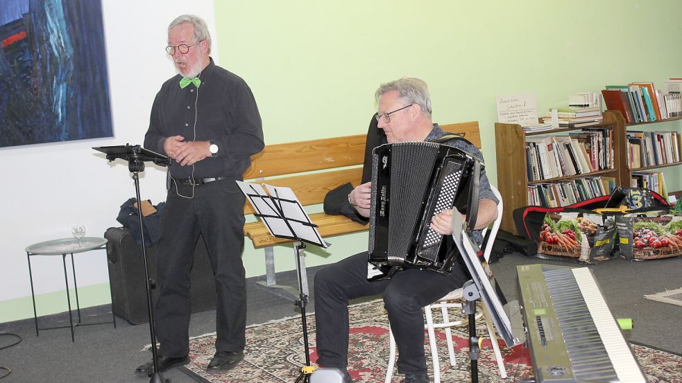Heinrich Herlyn (links) und Hartwig Oldenettel traten im Auricher Zwischenraum auf. Foto: Günther Niet