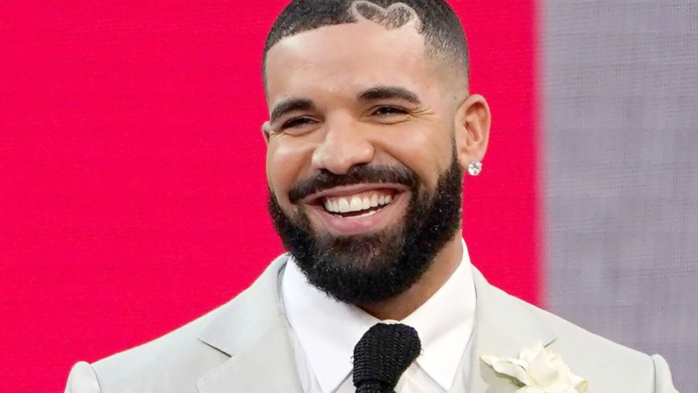 Drake überraschte seine Fans diesen Monat mit gleich drei neuen Alben. (Archivbild) Foto: Chris Pizzello/Invision/AP/dpa