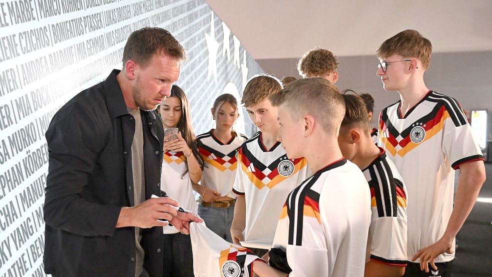 Bundestrainer Nagelsmann schreibt Autogramme für junge Fans. (Archivbild) Foto: Federico Gambarini/dpa