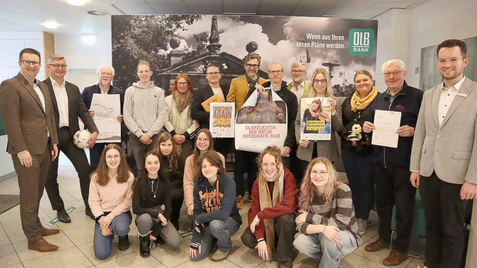 Mit mehr als 65.000 Euro unterstützt die OLB-Stiftung soziales Engagement in Ostfriesland. Darüber freuten sich die Geförderten bei einem Treffen in Emden. Foto: OLB-Stiftung/Daniel Meier