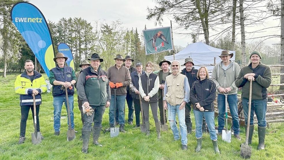 Viele freiwillige Helfer machten bei der Pflanzaktion in Ihlow mit. Foto: EWE