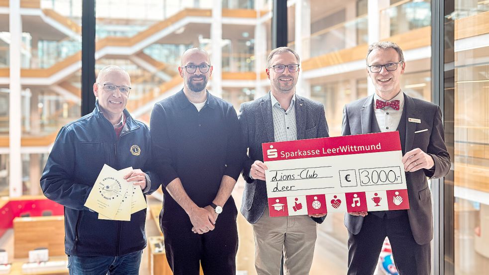 Das Foto zeigt die Lions (von links) Ingo Brookmann (Chairperson Orchesterprojekt), Dirk Terfehr und Dr. Holger Achtermann sowie Jann-Edzard Müller von der Sparkasse Leer-Wittmund. Foto: privat