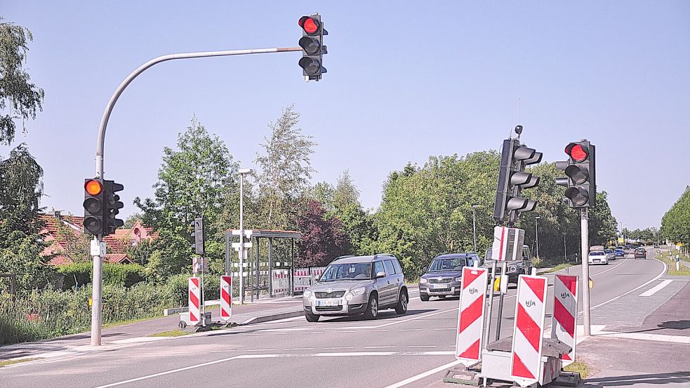 Am Dienstag schaltete die Ampel an der B 436 in Bingum alle 30 Sekunden auf Rot, obwohl zuvor niemand den Knopf für die Bedarfsschaltung gedrückt hatte. Foto: Bodo Wolters