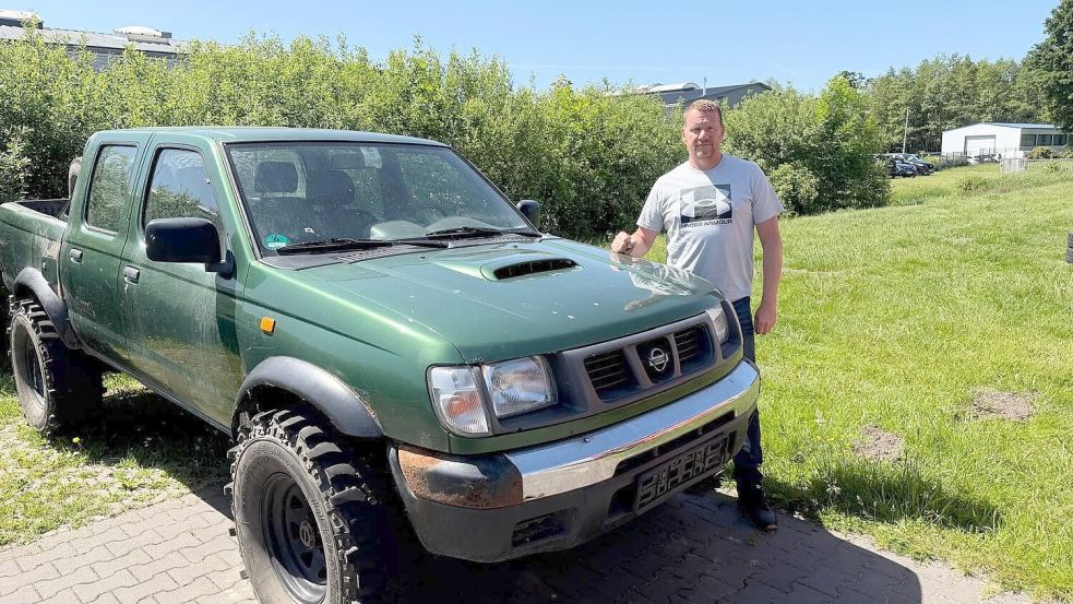 Michael Kröger (Barßel) mit einem geländegängigen Fahrzeug, das beim nächsten Hilfseinsatz in die Ukraine überführt werden soll. Foto: Horst Kruse