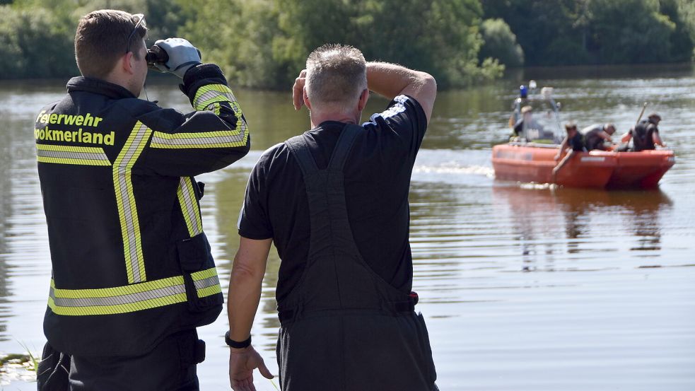 Am und auf dem Kiessee hielten Feuerwehrleute am Pfingstmontag Ausschau nach dem vermissten Mädchen. Foto: Thomas Dirks