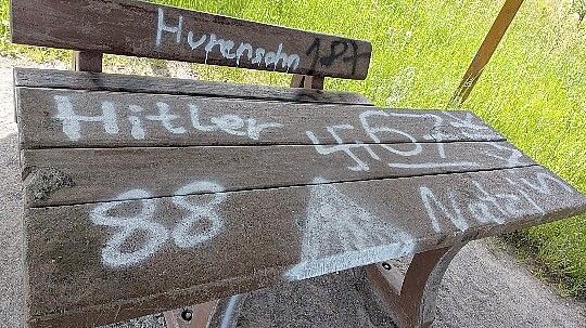 In Mittegroßefehn wurden unter anderem rechte Symbole auf eine Sitzgelegenheit gesprüht. Foto: privat