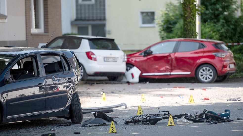 Ein Fahrrad und ein verlorener Schuh liegen auf der Fahrbahn - zwei Kinder sterben bei einem tragischen Unfall. Foto: Fabian Strauch