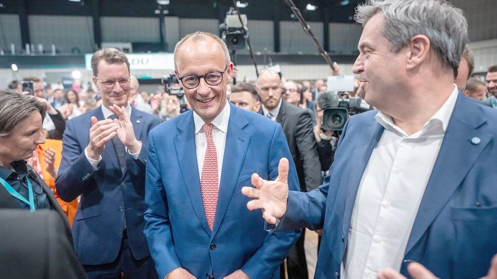 Friedrich Merz beim CDU-Parteitag 2024: Sowohl Hendrik Wüst (links) als auch Markus Söder gelten als personelle Reserve. Offenbar werden unter führenden CDU-Leuten Szenarien durchgespielt, den unbeliebten Regierungschef vorzeitig auszuwechseln. Foto: Michael Kappeler