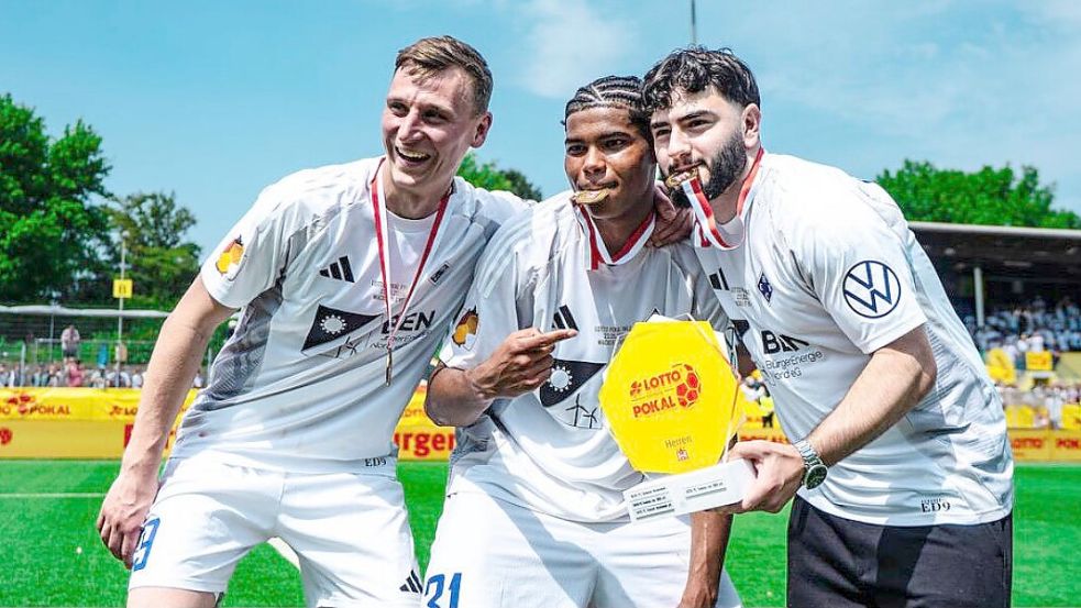 Ein HEBC-Siegerfoto der Generationen: Hendrik Diekmann (links) beendet mit 35 Jahren seine Karriere, die 19-jährigen Michele Scalzi (Mitte, Doppeltorschütze im Finale) und Ali Aktürk haben ihre Laufbahn noch vor sich. Foto: KB_sportfotografie