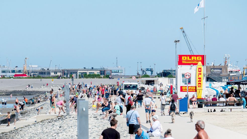 Die DLRG überwacht auch den Strand in Norddeich. Foto: DPA/Hauke-Christian Dittrich