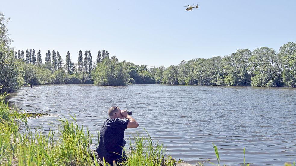 Vom Ufer des Marienhafer Kiessees und aus einem Hubschrauber heraus war am Pfingstmontag nach dem vermissten Mädchen gesucht worden. Foto: Thomas Dirks