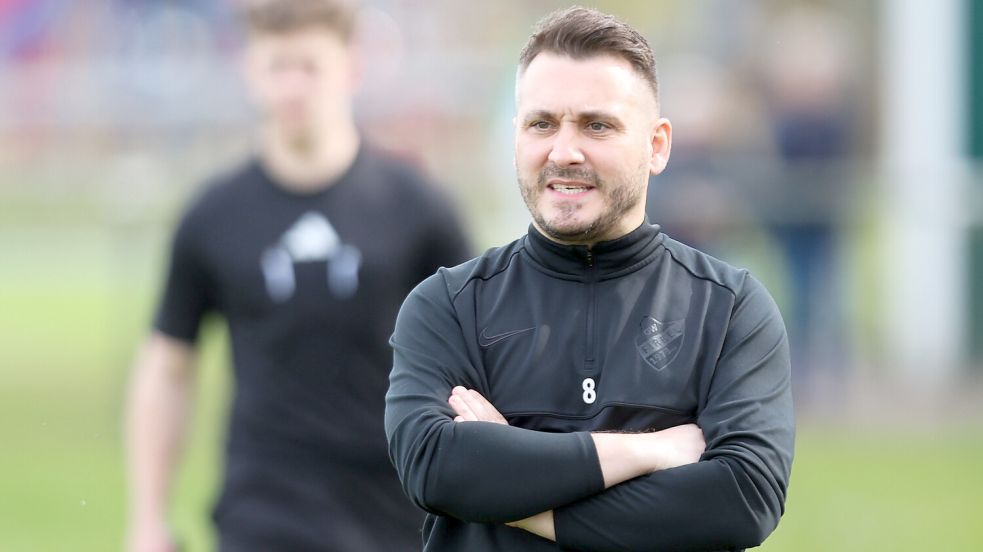 Hoffte lange auf den Sieg: Am Ende reichte es für Claudio Casto und seine Spieler „nur“ zu einem 2:2. Foto: Jens Doden/ Emden