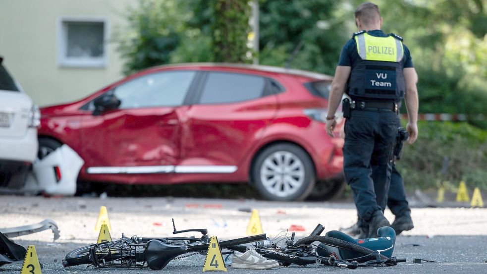 Ein zerstörtes Fahrrad, ein verlorener Schuh auf der Fahrbahn - eine Frau hat drei Kinder angefahren. Foto: Fabian Strauch