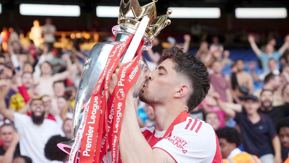 Nach dem Gewinn der Premier League: Kai Havertz küsst den Pokal. (Archivbild) Foto: John Walton