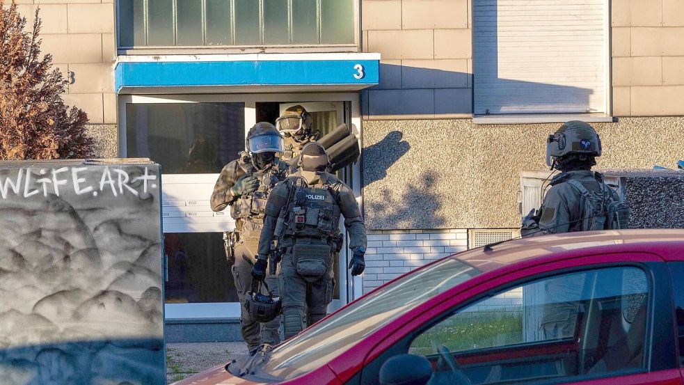 Polizei durchsucht neun Objekte in drei Städten wegen Verdachts auf Drogen- und Waffenhandel. Foto: Justin Brosch/dpa
