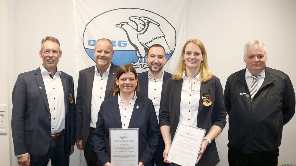 Auf der Jahreshauptversammlung der DLRG Weener trafen sich Vorsitzender Norbert Loger (von links,) Bezirksvorsitzender Hendrik Schulz, Sonka Husmann (2. Vorsitzende), der SPD-Landtagsabgeordnete Nico Bloem, Ellen Huisinga (Leiterin Rettungssport) und Stefan Kittel (Vorsitzender DLRG Leer). Foto: privat